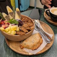 Excelente el bowl de acai, la granola es artesanal y la venden por separado. Las empanadas están OK, básicas, grasosas para mí gusto,  😬 pero es de las pocas opciones de desa at Jester in Sevilla
