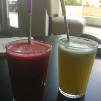 Cedjeni sokovi (levo: Dinamicna cvekla, desno: neki mint) :) at Vegessence in Belgrade