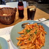 Pasta Arrabiata mit veganer Fleischalternative mit einer Coke  at Mama Trattoria - Winterhude in Hamburg