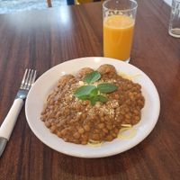 Macarrão com bolonhesa  de lentilhas acompanhado de almôndegas de grão de bico at Karuna in Sao Paulo