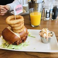 BBQ burger vit 12 moving mountains 🏔  at Beare's Pantry in Wadebridge