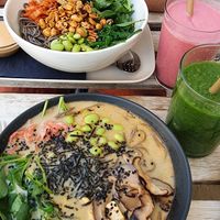 Ramen, soba bowl et smothies at Veganika in Ljubljana