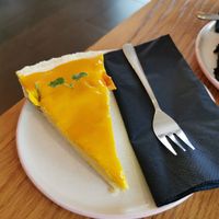 Mangokokosrohkosttorte at Veganika in Ljubljana