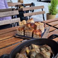 Focaccia e alcachofras at Veganika in Ljubljana