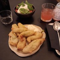 Frittiere Kürbisblumen und Tomaten mit selbstgemachte Käse. at Veganika in Ljubljana