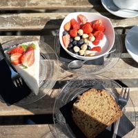 Bananenbrot, Kokos Kuchen & Kokos Joghurt at Veganika in Ljubljana
