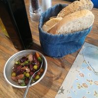 De tentempié unos porotos con pan casero con semillas at La Feria de Sabores Artesanales in Rosario