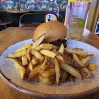 Stereo burger with a pile of delicious homemade chips 😋🤤 at Stereo in Glasgow