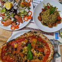 Pepper and zucchini pizza, broccoli pesto pasta and Greek salad (again) at Frankie's in Sorrento