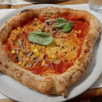 Pizza Vegana com cogumelos, tomate, queijo vegano, cebola,  manjericão e um sabor picante perfeito at Frankie's in Sorrento