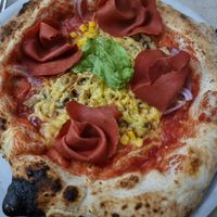 Pizza with vegan cheese and vegan ham at Frankie's in Sorrento