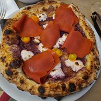 פיצה פפרוני עגבניות שרי ותפוא סגול at Frankie's in Sorrento