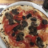 Vegan pizza with mushrooms, olives and bell peppers at Frankie's in Sorrento