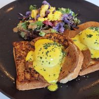 Vegan Eggs Benedict at Flow Specialty Coffee Bar & Bistro in Budapest