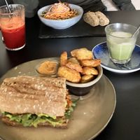 Jackfruit burger plus salat  at Spiseriget in Varde