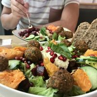 Falafel Bowl und Falafel Tahini   at Dean & David - Wiener Platz Am Hauptbahnhof in Dresden