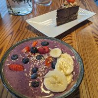 Smoothie bowl and peanut butter cake at VegB12 in Tallinn