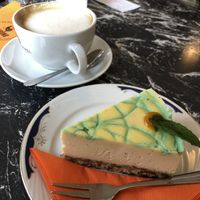 Cappuccino mit Hafermilch und veganer Käsekuchen at Käskoung Stub'n in Nuremberg
