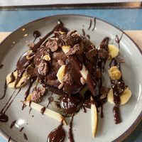 Muffin aux poires et figues séchées, sauce chocolat  at Biogstore in Nice