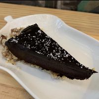 Tarta crudivegana de chocolate y aguacate. at Avocado Love in Madrid