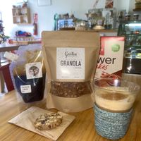 café con jengibre, galleta de chocolate y nuez, granola chocolate, chocolate artesanal   at Vegano De Altura in Quito