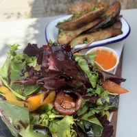 Few vegan options but I just fancied Rosemary/ Garlic roasties and salad. Followed by an amazing vegan Eton Mess 😋 at Cafe Liaison in Tavistock