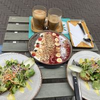 Sauerteig rot mit smashed Avocado, Granola-Bowl  at filtro in The Hague