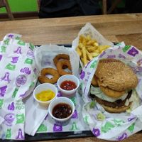 2 Hamburger mit Vollkornbrötchen und 1x Pommes mit Kräutern und Zwiebelringen at Novos Veganos - Pinheiros in Sao Paulo