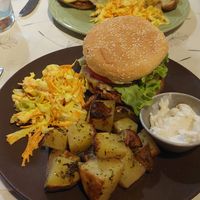 Cheeseburgers with bean patty, baked potatoes w/vegan mayo and coleslaw. All vegan at Casa da Horta in Porto