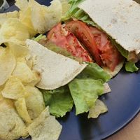 Hamburguesa "cruelty free", como era para crlisconos la pusieron sin pan y con tortas de maíz, muy jugosa y rica at La Xana del Torio in Pedrun De Torio