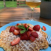 Süße vegane Waffel mit Erdbeeren. at Mühlencafe in Paderborn