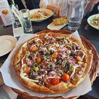 Vegan pizza (my parents are having a non vegan salad) at Peppes Pizza in Geilo