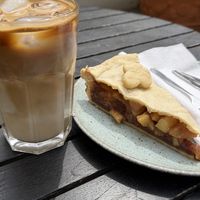 Vegan Milchkaffee mit Hafermilch und vegan Apple Pie  at MOHO'S in Hamburg