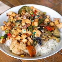 Rice with stir-fried vegetables at Molybagert Végétale Normandie  in Trouville-sur-mer