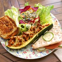 Savory plate from the brunch: Stuffed zucchini, croque monsieur, sandwich, salad at Molybagert Végétale Normandie  in Trouville-sur-mer