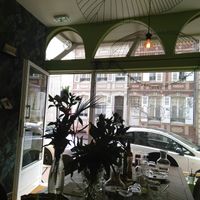 La vue par la fenêtre du restaurant at Molybagert Végétale Normandie  in Trouville-sur-mer