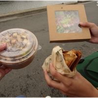 Wok de légumes et croque-monsieur avec salade en accompagnement. at Molybagert Végétale Normandie  in Trouville-sur-mer