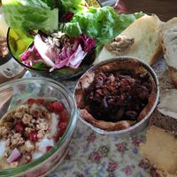 Belle assiette de brunch at Molybagert Végétale Normandie  in Trouville-sur-mer