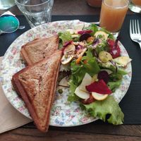 Excellent, plat expliqué en détail, bio et un service très agréable 🥰 at Molybagert Végétale Normandie  in Trouville-sur-mer