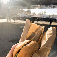 Avocado burger- to go at Why Not Us Coffee in Marseille