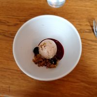 Hafer-Zimt Eis mit Blaubeersauce und Hafercrumble at FREA in Berlin