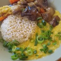 Fornada de grão de bico e legumes servida com creme de milho, arroz integral e cogumelos assados at Urbã Cozinha Vegana in Sao Paulo