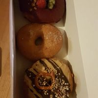 Fruits rouges, sucré, bretzel beurre de cacahuètes at COCO Donuts in Brussels