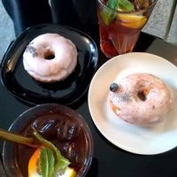 Donut au citron et à la violette + 2 thé glacés maison at COCO Donuts in Brussels