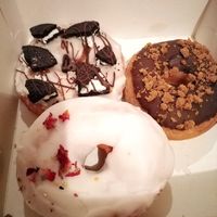 Pris 3 donuts à emporter : spéculoos, oreos et rose at COCO Donuts in Brussels