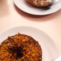 Cioccolato e speculoos. Glassa con canditi alla violetta e lavanda. at COCO Donuts in Brussels