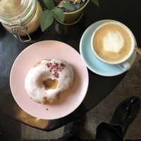 Un donut vegan rose et un cappuccino au lait avoine  at COCO Donuts in Brussels