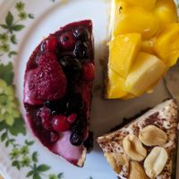 Vegan Berry-, Mango and Peanut-Cheesecakes - so good  #Veganuary at Death Presso in Hamburg