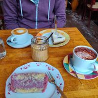 Mohn-Käsekuchen, pinker Kuchen, Cappuccino, heiße Schokolade :-9 nom!! at Death Presso in Hamburg