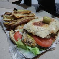 Mila de seitán con papas bravas... falta el jugo que no está en la foto.
Seitan Milanesa with rustic potates, the beverage is missing in photo. at Fourmi Vegan in Buenos Aires
